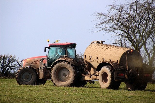 Traktor nawożący pole